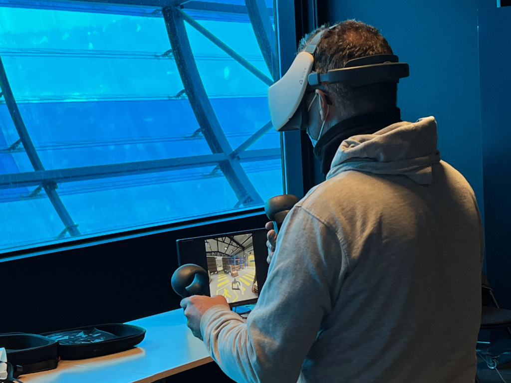 Collaborateurs de Engie portant des casque de réalité virtuelle pour leur journée sécurité au Havre