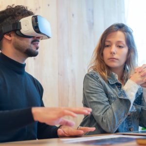 Un homme porte un casque de réalité virtuelle pour sa formation professionnelle
